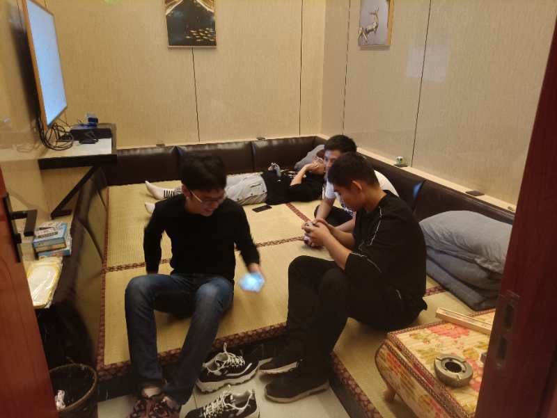 图片包含 室内, 人, 男人, 桌子描述已自动生成